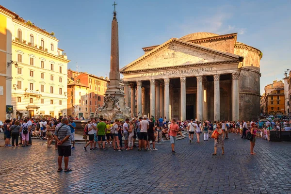 Das antike pantheon und die piazza della rotonda in rom bei untergang — Stockfoto