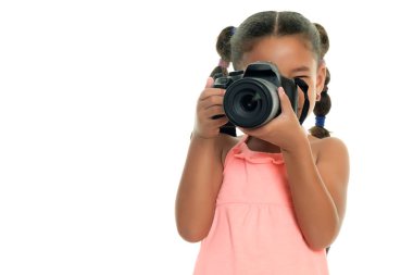 Profesyonel bir fotoğraf makinesi - beyaz izole ile fotoğraf çekmek çok ırklı küçük kız