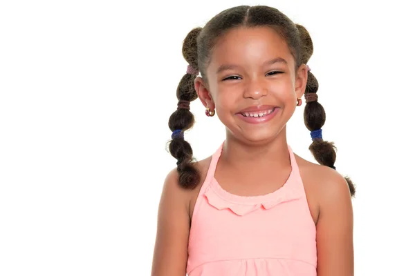 Linda niña multirracial pequeña sonriendo - Aislado en blanco —  Fotos de Stock