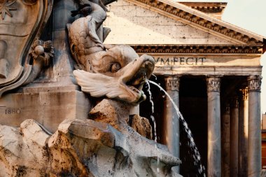 Çeşme ve gün batımında Roma'da Antik Roma Panteonunun