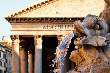 Çeşme ve gün batımında Roma'da Antik Roma Panteonunun