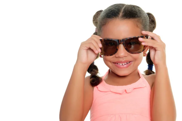 Retrato de un lindo multirracial pequeño usando gafas de sol y sonriendo — Foto de Stock