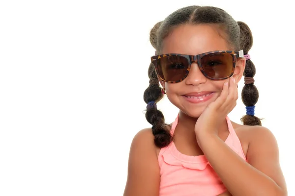 Retrato de un lindo multirracial pequeño usando gafas de sol y sonriendo — Foto de Stock