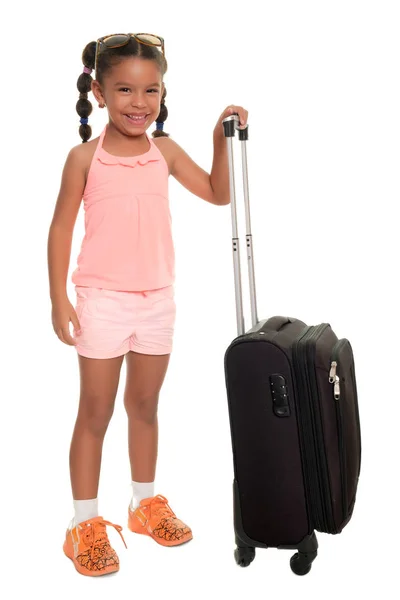 Ragazzina multirazziale che porta una valigia da viaggio e sorride — Foto Stock