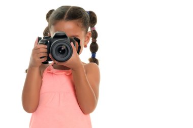 Profesyonel bir kamera ile fotoğraf çekmek çok ırklı küçük kız