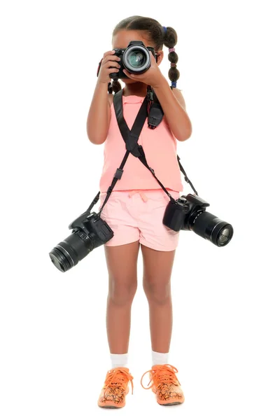 Pequeña chica multirracial tomando fotos con tres c profesional — Foto de Stock