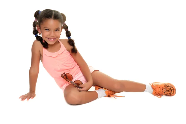 Bonito multirracial pequena menina deitado no o chão e sorrindo — Fotografia de Stock