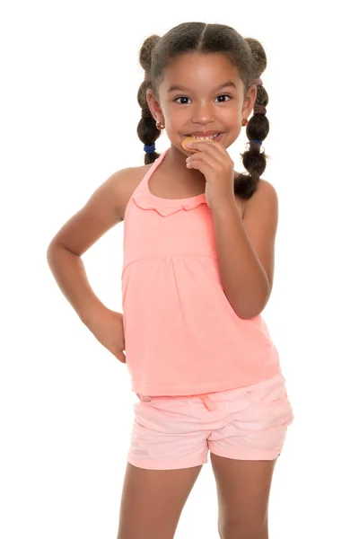 Linda chica multirracial pequeña comiendo una galleta - Aislado en blanco — Foto de Stock