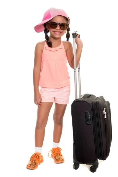 旅行スーツケースを運ぶかわいいアフリカ系アメリカ人の女の子 — ストック写真