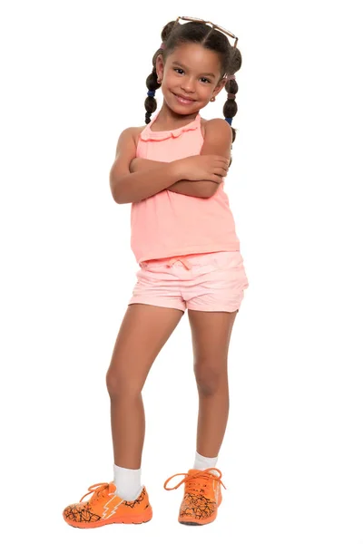 Schattig Afrikaans Amerikaans meisje permanent met haar armen gekruist en glimlachen — Stockfoto