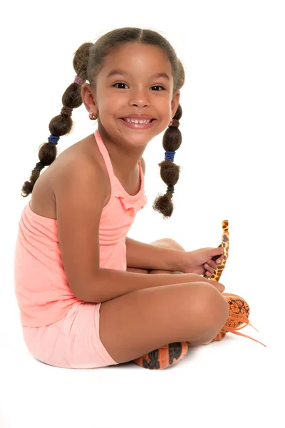 Fllor üzerinde şirin Afro-Amerikan girlsitting ve gülümseyen — Stok fotoğraf