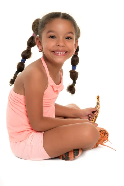 Carino africano americano ragazza seduta sul fllor e sorridente — Foto Stock