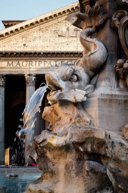 Çeşme ve gün batımında Roma'da Antik Roma Panteonunun