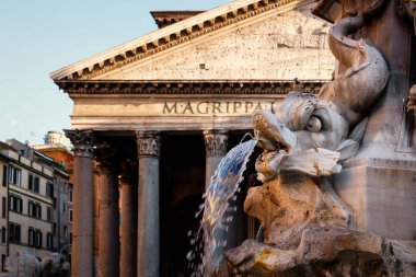 Çeşme ve gün batımında Roma'da Antik Roma Panteonunun