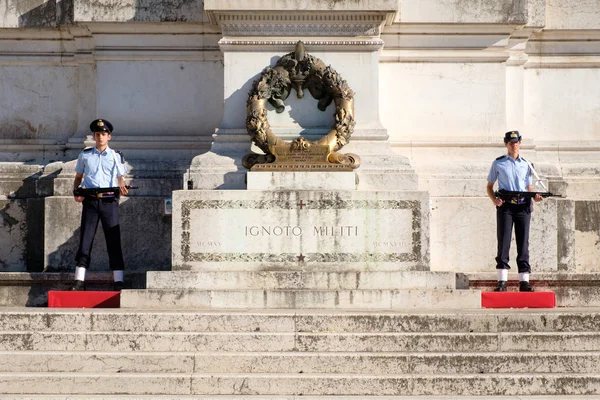 Tomb to the unknown soldier at the National Monument of Vittorio Emanuele II in Rome — Stock Photo, Image