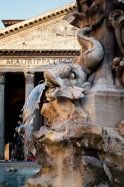 Çeşme ve gün batımında Roma'da Antik Roma Panteonunun