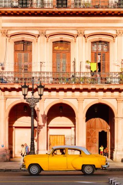 Klasik eski arabalar ve şehir Havana renkli binalar