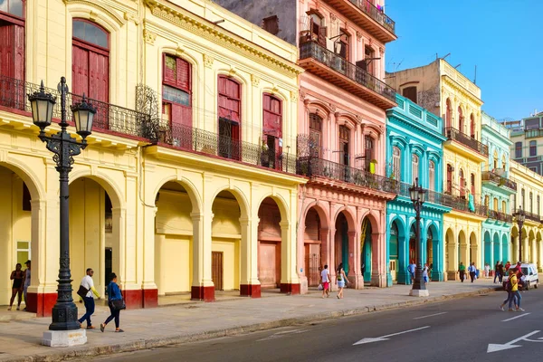 Escena callejera con edificios tradicionales de colores en el centro de La Habana —  Fotos de Stock