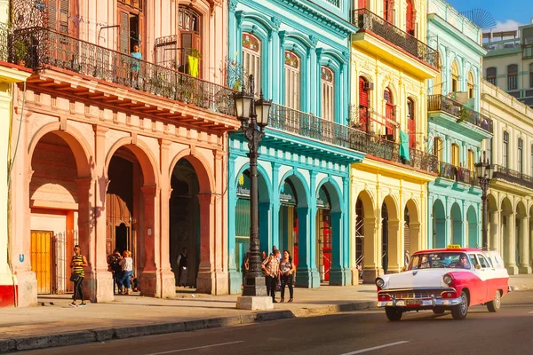 Coches antiguos clásicos y edificios coloridos en el centro de La Habana —  Fotos de Stock