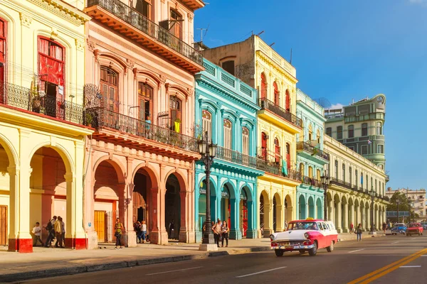 Carros antigos clássicos e edifícios coloridos no centro de Havana — Fotografia de Stock