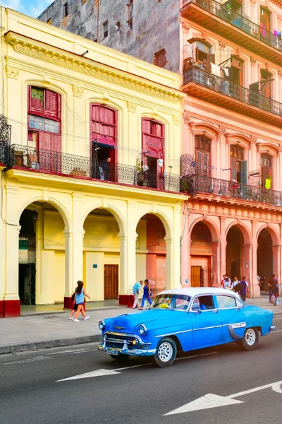 Oude oldtimers en kleurrijke gebouwen in het centrum van Havana — Stockfoto