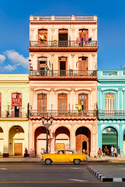 Gamla bilar och färgglada byggnader i centrala Havanna — Stockfoto