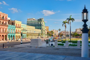 Şehir merkezinde Havana Capitol'de yanındaki renkli binalar