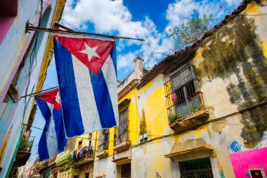 Küba bayrağı ve Eski Havana'da renkli çürüyen binalar