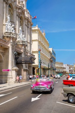 Klasik Otomobil yanında büyük tiyatro ve ünlü eski Havana otelleri
