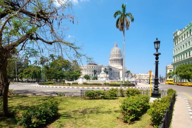 Eski Havana'da bina Capitol ile sokak sahne