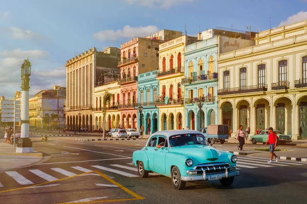 Stary amerykański samochód i tradycyjnych kolorowych budynków w Hawanie o zachodzie słońca — Zdjęcie stockowe