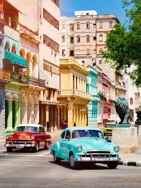 Classic cars at sunset in downtown Havana — Stock Photo, Image