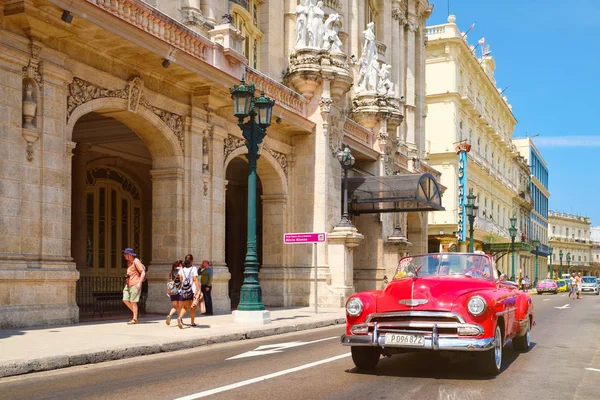 Klasické auto vedle velké divadlo a slavné hotely v Old Havana — Stock fotografie