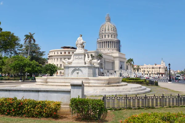 Street scene with the Capitol building in Old Havana — Stock Photo, Image