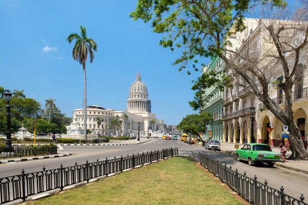 Eski Havana'da bina Capitol ile sokak sahne — Stok fotoğraf