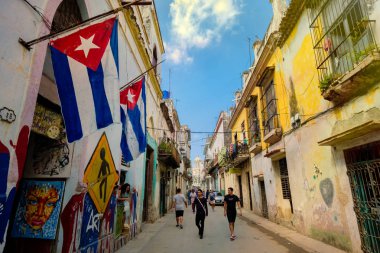 Eski Havana'da Küba bayraklı sokak sahne
