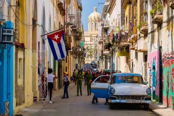 Cena de rua com bandeira cubana e carro clássico em Havana Velha — Fotografia de Stock