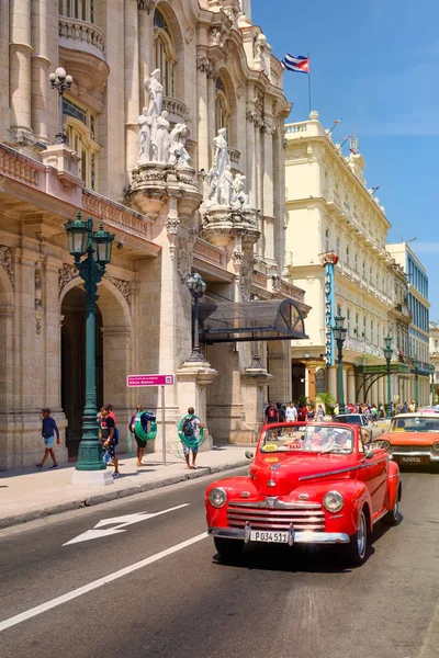 Klassiska bilar intill stora teatern och berömda hotell i Gamla Havanna — Stockfoto