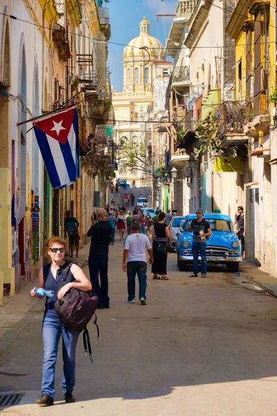 Pouliční scéna s kubánskou vlajku a klasické auto v Old Havana — Stock fotografie