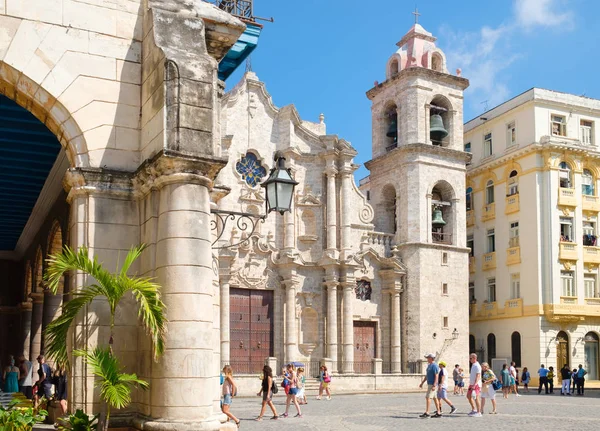 De kathedraal van havana op een mooie dag — Stockfoto