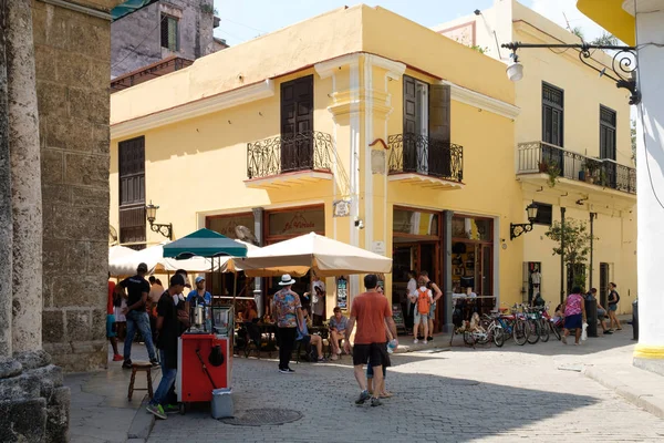 Turistas en un restaurante tradicional de La Habana Vieja —  Fotos de Stock