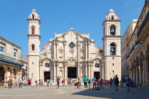 Het plein van de kathedraal in oud Havana — Stockfoto