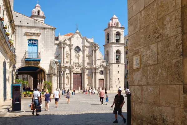 Het plein van de kathedraal in oud Havana — Stockfoto