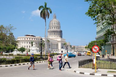 Capitol Binası ve şehir Havana klasik arabalar