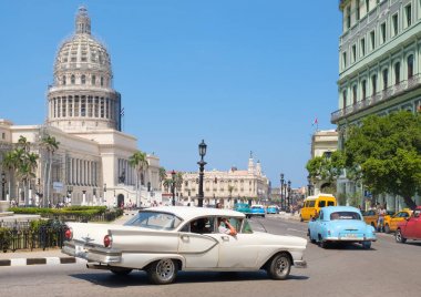 Bina, bir sembol Havana'nın Capitol yakınındaki klasik arabalar