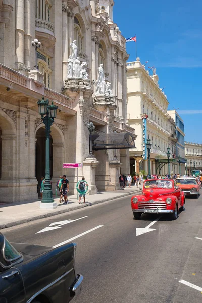 Klassiska bilar i centrala Havanna — Stockfoto