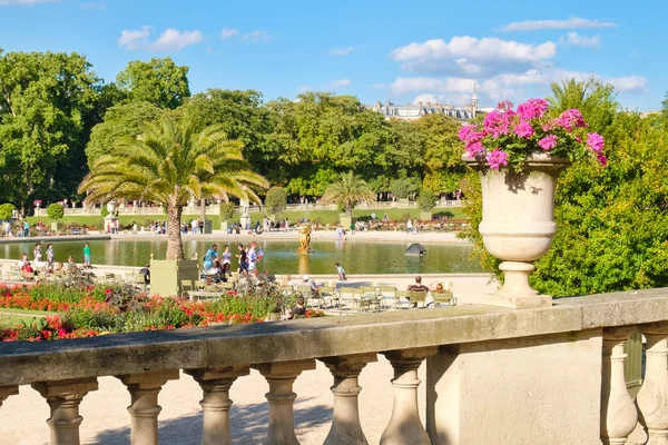 Luxembourgträdgården i Paris på en vacker sommardag — Stockfoto