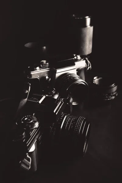 Zwart-wit beeld van vintage camera's en lenzen — Stockfoto