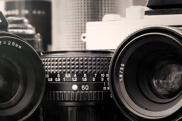 Zwart-wit beeld van vintage camera's en lenzen — Stockfoto