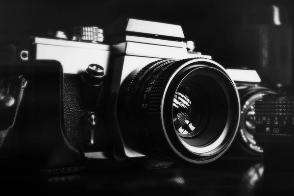 Zwart-wit beeld van vintage film camera's en lenzen — Stockfoto